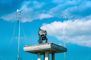 bolvormig meteorologisch zonneschijn opnemer heliograaf Bij de weer station tegen de lucht foto