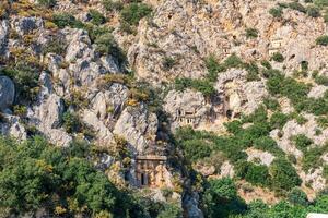 rotsachtig necropolis met steen gesneden graven in myra lycische demre, kalkoen foto