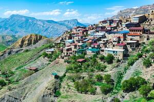 oude berg dorp chok over- rotsachtig vallei in dagestan foto