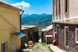 straat in chokh, een oude berg dorp in dagestan foto