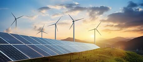 fotovoltaïsche panelen en wind turbines tegen mooi zonsondergang over- berg landschap foto