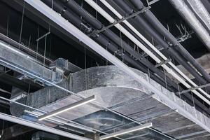 plafond van een industrieel gebouw met divers technisch structuren foto