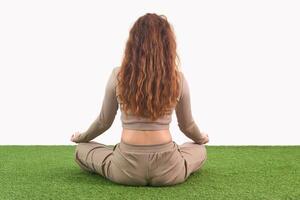 jong vrouw zittend in meditatie houding Aan licht achtergrond, achterzijde visie foto