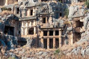 ruïnes van een rotsachtig necropolis met graven gesneden in steen in myra lycische foto