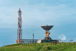 televisie station van de ruimte communicatie systeem in Joezjno-Koerilsk foto