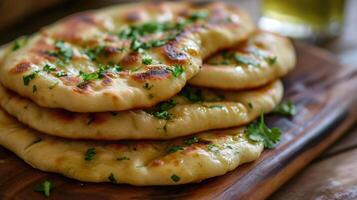 ai gegenereerd koriander naan - Indisch vlak brood met een bestrooi van vers koriander bladeren en gekookt in tandoor foto