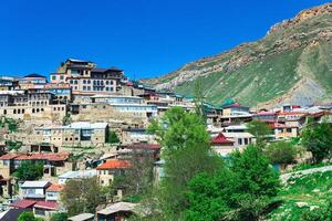 huizen Aan een rotsachtig helling in de berg dorp van chok in dagestan foto