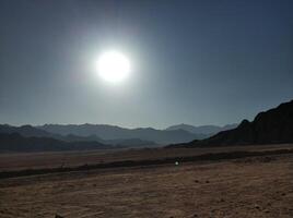 woestijn en heet helder zon foto