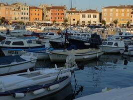 boten in haven Bij Rovinj, Kroatië. foto