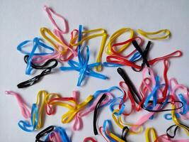 kleurrijk rubber bands of mini regenboog handtas haar- bobbels, kleurrijk kinderen haar- bands foto