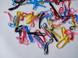 kleurrijk rubber bands of mini regenboog handtas haar- bobbels, kleurrijk kinderen haar- bands foto