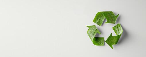 ai gegenereerd groen recycle symbool Aan wit achtergrond. recycling teken voor wereld bescherming, ecologisch omgeving, nul koolstof dioxide uitstoot foto