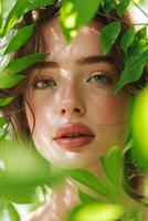 ai gegenereerd portret van mooi vrouw met groen bladeren voor natuurlijk producten reclame. aantrekkelijk brunette meisje met gezond huid, glad gezicht, schoonheid behandelingen, schoonheidsmiddelen foto