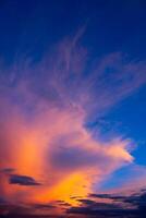 cumulus wolken en verschillend kleur tonen in de lucht Bij zonsondergang. dans van kleuren in de lucht. verbazingwekkend en ongelooflijk zonsondergang. foto