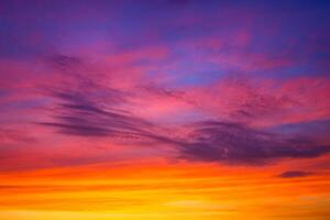 wolken en verschillend kleur tonen in de lucht Bij zonsondergang. dans van kleuren in de lucht. verbazingwekkend en ongelooflijk zonsondergang. foto