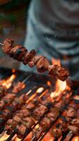 ai gegenereerd chef bereidt zich voor shish kebab Aan de grill, rook stijgende lijn verleidelijk verticaal mobiel behang foto