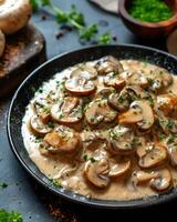 ai gegenereerd romig knoflook Parmezaanse kaas gebakken champignons Aan doff zwart bord foto