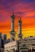 de minaretten van de mekkaans ka'aba. zonsondergang filter foto