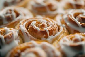 ai gegenereerd generatief ai, vers gebakken kaneel bun met wit room glazuur, dichtbij omhoog foto