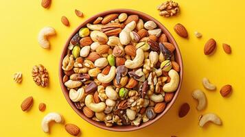 ai gegenereerd gemengd noten in schaal. mengen van divers noten Aan gekleurde achtergrond. pistachenoten, cashewnoten, walnoten, hazelnoten, pinda's en Brazilië noten. foto