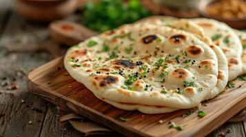 ai gegenereerd Indisch naan brood Aan houten bureau foto