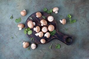 Koninklijk champignon champignons liggen Aan een snijdend bord, top visie. foto