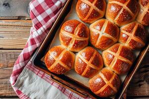 ai gegenereerd traditioneel Pasen heet kruis broodjes Aan een bakken dienblad. ai gegenereerd. foto