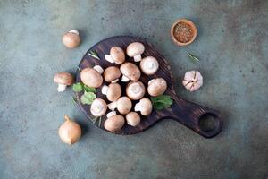 Koninklijk champignon champignons liggen Aan een snijdend bord, top visie. foto