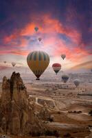 vliegend heet lucht ballonnen in cappadocië. Nevsehir, Turkije foto