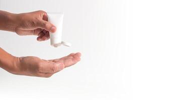 gebruik makend van alcohol gel schoon wassen hand- ontsmettingsmiddel anti virus bacterie vuil huid zorg, hou op de verspreiding van covid 19. foto