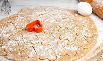 eigengemaakt gebakje. Koken eigengemaakt koekjes in de vorm van een hart. detailopname. top visie. foto