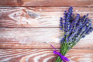 lavendel boeket Aan een houten achtergrond. kopiëren ruimte. foto