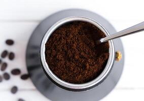 vers geurig grond koffie in een geiser koffie maker. brouwen natuurlijk koffie in een geiser koffie maker. top visie. selectief focus. foto