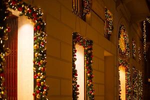 Kerstmis lichten in via montenapoleone, in de downtown mode wijk, in Milaan. Kerstmis vakantie in Milaan Italië. Kerstmis op te slaan ramen in Milaan. Italië, Milaan 2.12.2023 foto