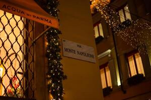 avond straat monte napoleon beroemd boodschappen doen straat. Kerstmis straat versierd voor kerstmis. Milaan, Italië 2.12.2023 foto