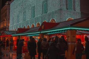 Kerstmis markt in Milaan. mercatino di natale in piazza duomo 2023. degli Oh bej Oh bej, traditioneel fiera sant ambrogio heilig linizio officieel dei festeggiamenti di geboorte. Italië, Milaan 5.12 foto