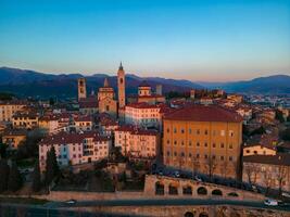 citta alta - bergamo, Italië. dar antenne visie van de oud stad- gedurende zonsopkomst. landschap Bij de stad centrum, haar historisch gebouwen. foto