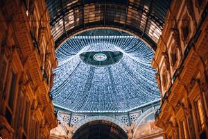 Milaan, Italië 15.12.2023 de galleria vittorio emanuele ii in Milaan. nieuw jaar. Kerstmis en winter vakantie. foto