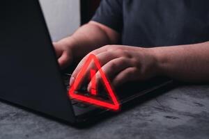 vrouw gebruik laptop met hologram waarschuwing teken voor kennisgeving fout. programmeur, ontwikkelaar en onderhoud systeem concept. oplichterij virus aanval. veiligheid bescherming. foto