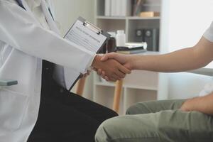 handen van onbekend vrouwelijke dokter geruststellend haar vrouw geduldig, detailopname. geneeskunde concept foto