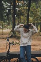 gelukkig Aziatisch jong vrouw wandelen en rijden fiets in park, straat stad haar glimlachen gebruik makend van fiets van vervoer, eco vriendelijk, mensen levensstijl concept. foto