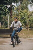 gelukkig Aziatisch jong vrouw wandelen en rijden fiets in park, straat stad haar glimlachen gebruik makend van fiets van vervoer, eco vriendelijk, mensen levensstijl concept. foto