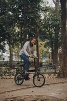 gelukkig Aziatisch jong vrouw wandelen en rijden fiets in park, straat stad haar glimlachen gebruik makend van fiets van vervoer, eco vriendelijk, mensen levensstijl concept. foto