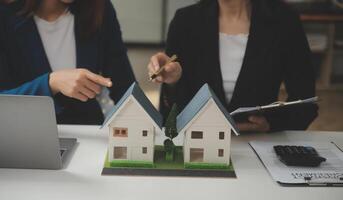 bedrijf ondertekening een contract kopen - verkopen huis, verzekering middel analyseren over huis investering lening echt landgoed concept. foto