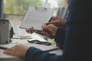 bedrijf ondertekening een contract kopen - verkopen huis, verzekering middel analyseren over huis investering lening echt landgoed concept. foto