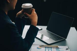 jong vrouw zittend Aan online vergadering in buitenshuis cafe, pratend naar laptop camera, uitleggen iets, drinken koffie. foto