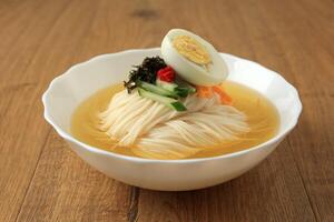 janchi guksu Koreaans warm noodle iemand soep foto