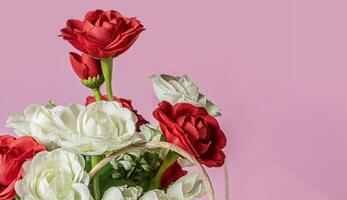 boeket van wit en rood rozen in een mand Aan roze achtergrond met kopiëren ruimte voor uw tekst foto