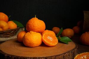 vers oranje fruit dichtbij omhoog schot. filmische stijl, donker humeur fotografie. oranje fruit Aan de snijdend bord foto