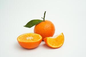 groep van oranje fruit bestaat van geheel, stuk en voor de helft oranje geïsoleerd Aan wit achtergrond foto